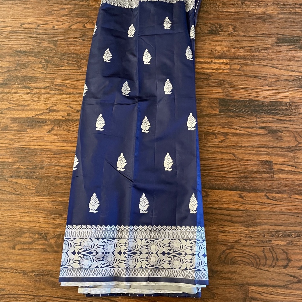 Women's Navy Blue Embroidered Border Jeans
